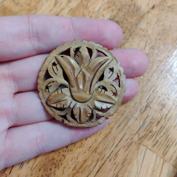 Bethlehem Floral brooch - Picture 1 of 2